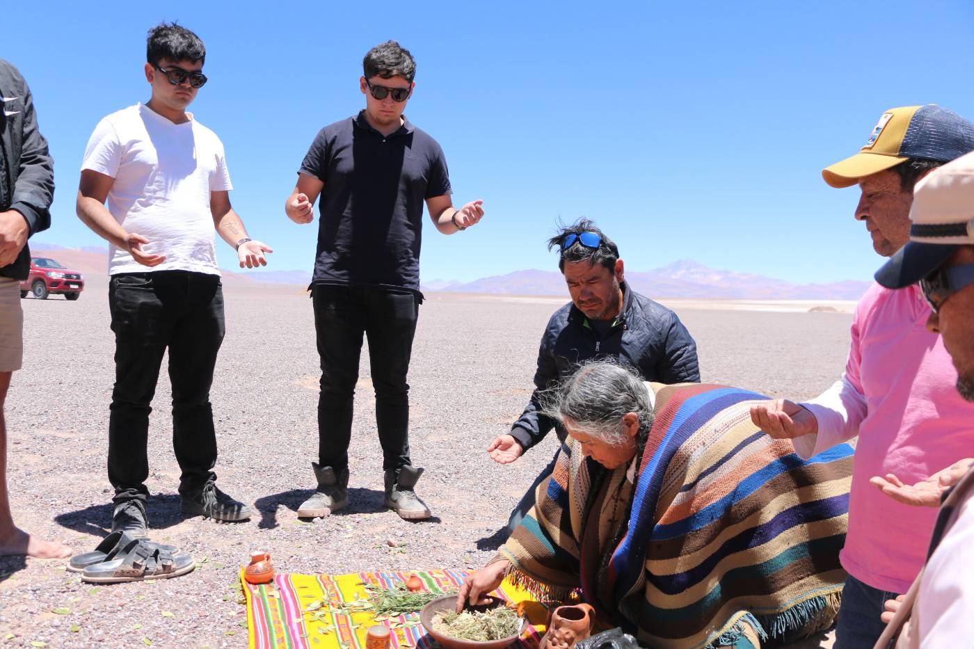Equipo de Tinkuy junto a la comunidad en una ceremonia